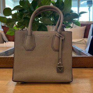 Michael Kors Purse. Grey. Includes original strap. Excellent Condition.